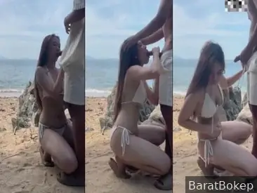 Kekasih yang cukup lezat menghisap penis kekasih tepat di pantai