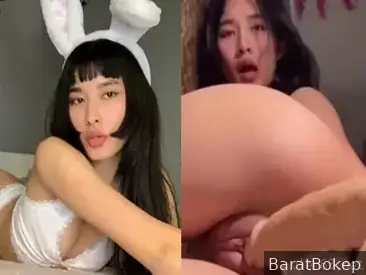 Pelacur cabul memasukkan dua lubang pada saat yang sama